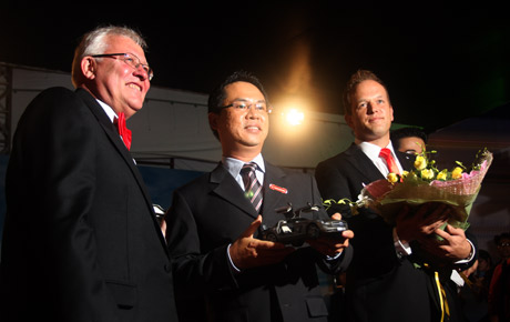 Lễ bàn giao chiếc SLS AMG cho đại diện Công ty Trung Nguyên (người đứng giữa) với nhãn hiệu Legendee