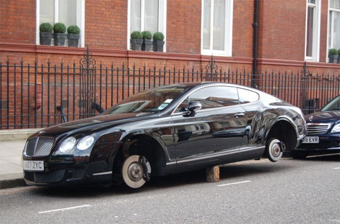 Siêu xe Bentley bị mất trộm 2 bánh