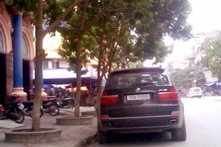 Chiếc BMW X5 đỗ trước tòa nhà ở thành phố Ninh Bình. Ảnh: Bùi Quang Trung.