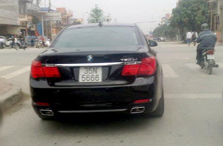 Chiếc BMW 750 Li chạy trên đường vành đai. Ảnh: Bùi Quang Trung.