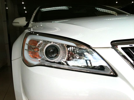 Đèn pha vuốt nhọn giống với Hyundai Gennesis Coupe