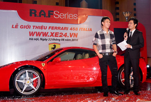 Siêu xe Ferrari màu đỏ thuộc về một thanh niên Hà Nội (áo kẻ).