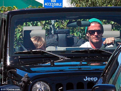 Beckham lái Jeep Wrangler tới trường đón con