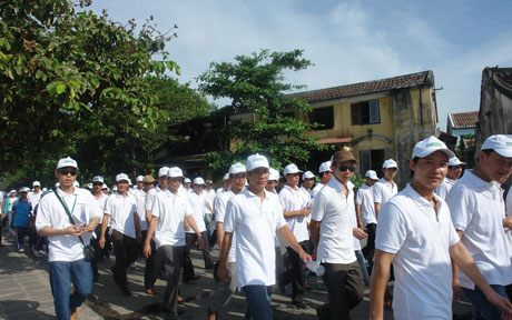 Khoảng 2.500 người đã tham dự hoạt động Ngày đi bộ vì môi trường tại Quảng trường Sông Hoài, TP. Hội An