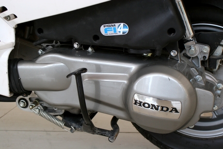Động cơ gắn mác Honda, trang bị công nghệ phun xăng điện tử FI.