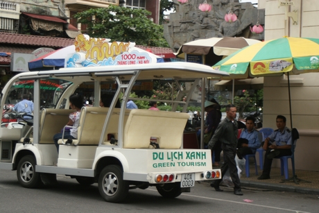 Xe tại điểm đỗ chợ Đồng Xuân. 