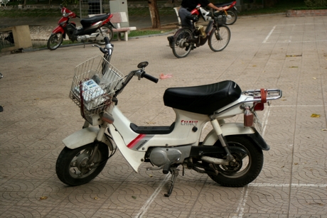 Honda Chaly cũng được nhiều người cao tuổi ưu thích vì nó nhỏ nhắn và dễ sử dụng.