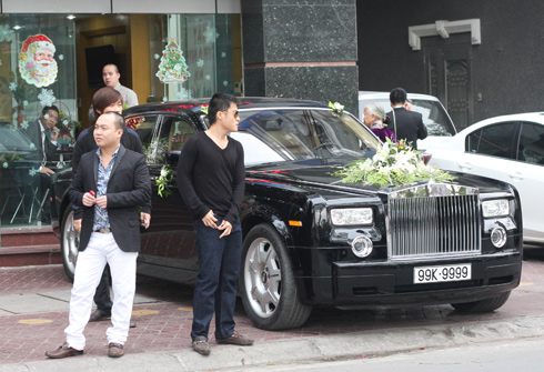 Rước dâu bằng Rolls-Royce Phantom