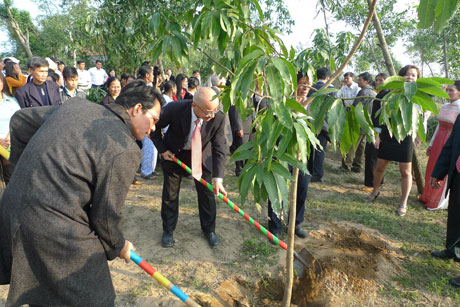 Ông Akito Tachibana, Tổng giám đốc Công ty ôtô Toyota Việt Nam cùng lãnh đạo chính quyền và người dân thôn Tiên Chương trồng cây lưu niệm tại 