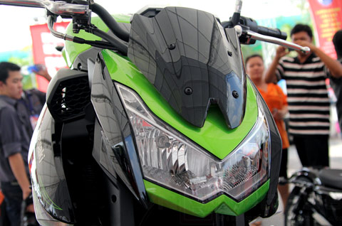 Cụm đèn pha kép trên Kawasaki Z1000.