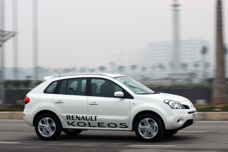 Ở tốc độ 100 km/h, Renault vẫn luôn ổn định