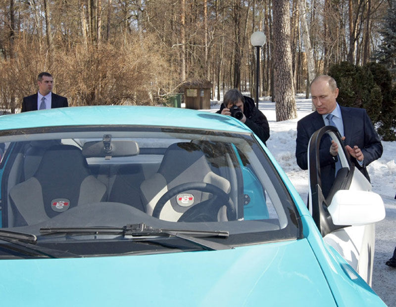 Thủ tướng Putin lái thử xe “xanh”