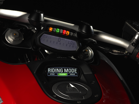 Bảng điều khiển trên Ducati Diavel