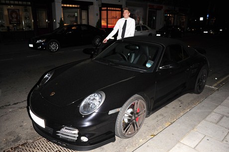 Nicklas Bendtner ’bồ kết’ Porsche