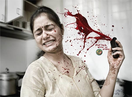 Cảnh sát giao thông Bangalore đã khởi động một chiến dịch quảng cáo ngoài trời với những hình ảnh gây ấn tượng mạnh. Người xem sẽ hoàn toàn bị sốc với thông điệp: 