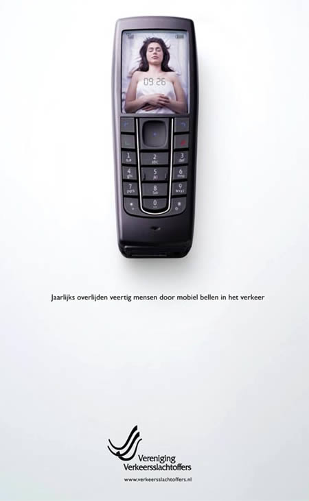 Quảng cáo này được thực hiện bởi Hiệp hội những nạn nhân tai nạn giao thông Hà Lan. Nội dung bức ảnh cho biết, khoảng 40 người đã chết mỗi năm vì sử dụng điện thoại di động khi đang chạy xe. Hãy để ý cách chiếc di động biến thành một cỗ quan tài. 
