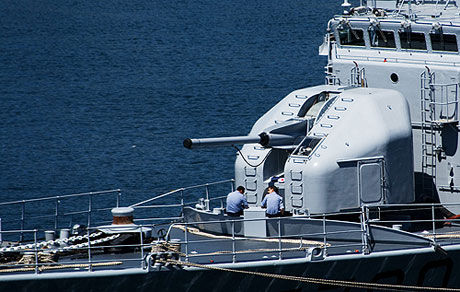 Pháo hạm đa năng 100mm có thể hoạt động tự động hoặc thao tác thủ công.