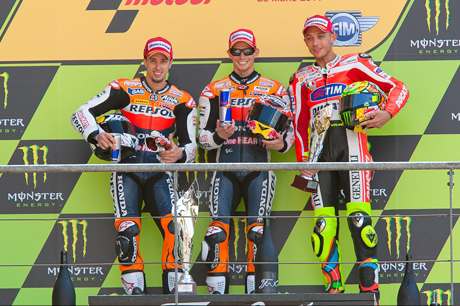 Chân dung ba tay đua tại podium của MotoGP Le Mans 2011:  Từ trái qua phải. Dovizioso, Stoner, Rossi