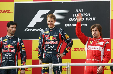 Alonso đứng trên bục podium cùng hai đối thủ đến từ Red Bull tại vòng đua Thổ Nhĩ Kì 2011 