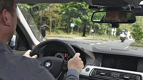 BMW giới thiệu hệ thống hỗ trợ rẽ trái