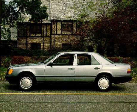 Chiếc 300E sedan sản xuất năm 1986 sẽ không bao giờ làm phai mờ danh tiếng AMG trong lịch sử Mercedes-Benz