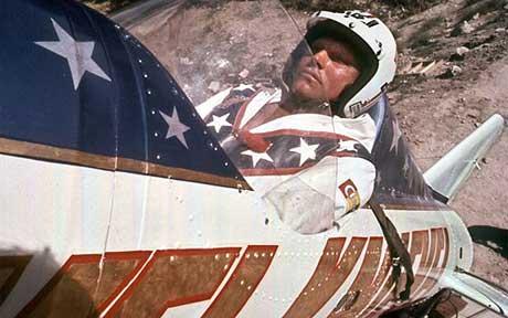 Evel trên chiếc mô-tô lực đẩy tên lửa chuẩn bị bay qua Hẻm núi Sông Rắn - bang Odaho, năm 1974