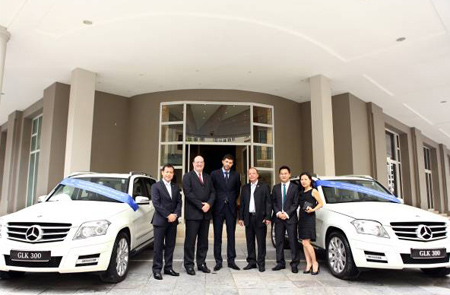 Đại diện Ban giám đốc Vietnam Star, Mercedes-Benz Việt Nam, khách sạn Hotel de l’Opera Hanoi và Công ty TMDV Sông Hồng tại lễ bàn giao xe mới.