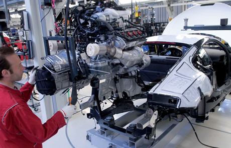 Động cơ của chiếc xe thể thao này được dùng cần cẩu để đưa vào khung xe. Audi R8 có động cơ đặt giữa với hai phiên bản V8 4.2L và V10 5.2L