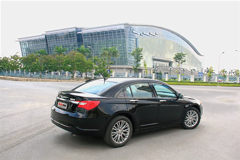 Chrysler 200 2011 – Lột xác