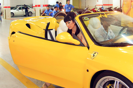 Siêu mẫu Quỳnh Thi cũng đến tham dự Đêm đẳng cấp trong chiếc Ferrari mui mềm
