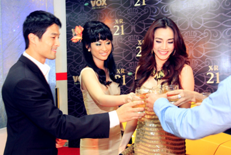Trang Nhung cùng chúc mừng Đêm Đẳng Cấp với siêu mẫu Quỳnh Thi và diễn viên Johnny Trí Nguyễn