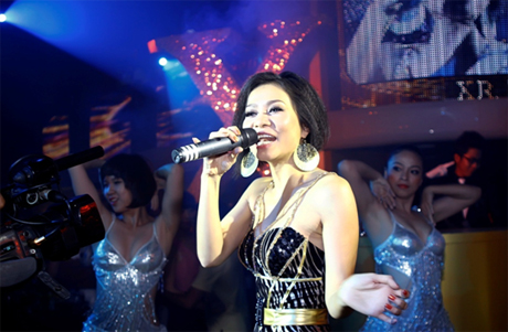 Chương trình liên tục được đốt nóng với phần trình diễn cháy bỏng của Thu Minh, Nữ hoàng dance sport 2011