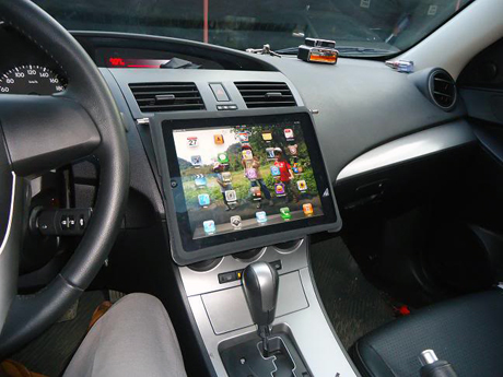 chiếc Ipad này không dùng giá đỡ nào mà được gắn vào xe thông qua thiết bị tự chế của chủ phương tiện 