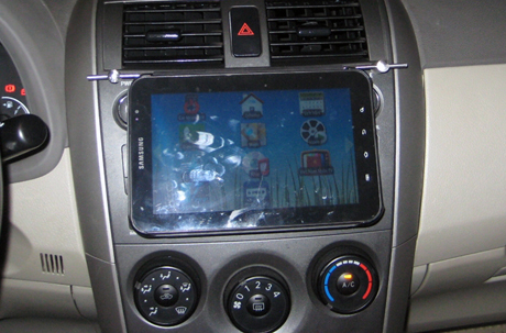 Samsung Galaxy Tab gắn trên bảng điều khiển trung tâm của một chiếc Toyota. Chủ phương tiện sẽ phải hi sinh hệ thống điều khiển âm thanh, CD. v.v