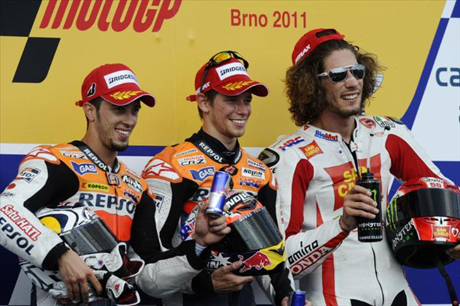 Từ trái qua phải: Dovizioso, Stoner, Simoncelli. Honda hoàn toàn đánh bại các đối thủ khác tại Czech GP