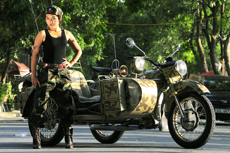 “Bộ đội” Thái Thuỳ Linh ngẫu hứng bên Sidecar