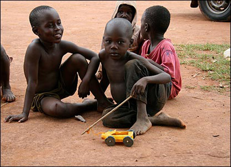 Trẻ châu Phi chơi ôtô gì?
