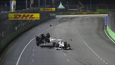 Pha tai nạn của Schumacher, chiếc xe của anh bị hất tung lên không trung