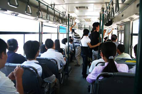 Bộ trưởng Bộ GTVT đi xe buýt tại Hà Nội