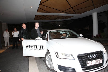 Thành viên Westlife - Mark Feehily bước vào Audi A6 