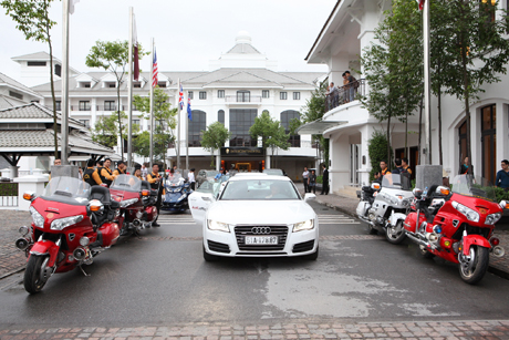 Hai chiếc Audi được hộ tống bời dàn môtô trong CLB môtô Hà Nội 