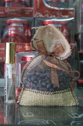 Túi đựng hạt cà phê thường đi kèm với một chai xịt mùi cà phê