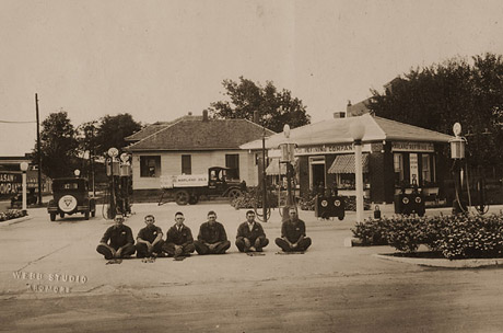 Ảnh chụp năm1920, nhóm nhân viên đang ngồi trên lối vào của một trạm xăng tại Ardmore, Oklahoma 