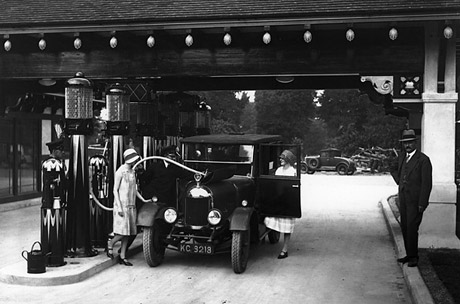 Một cây xăng tại Anh năm 1929. Thời điểm đó, phụ nữ anh đã rất tự tin lái xe trên đường phố và cũng tự túc đi đổ xăng