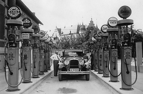 Một trạm xăng khá lớn tại Halensee, Đức năm 1930. Riêng trạm xăng này đã sở hữu tới 12 cây bơm với đủ các nhãn hiệu xăng khác nhau. Mỗi cột bơm là một nhãn hiệu để khách hàng thoải máu lựa chọn