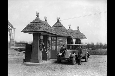 Cây xăng của vùng Blashford (Anh) cũng trong năm 1930. 3 cây xăng của trạm xăng này được trang trí khá đẹp mắt với phần mái tranh trông như một cây nấm