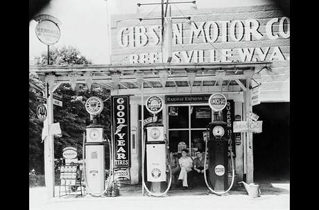 Quay trở lại nước Mỹ năm 1935 sẽ là những cây xăng với nhiều biển hiệu có phần rối mắt như thế này. Trạm xăng khi đó kiêm nhiệm rất nhiều hoạt động: bán nước giải khát, sửa xe và thậm chí cả quảng cáo lốp. Bức ảnh này được nhiếp ảnh gia nổi tiếng nhất thế kỷ XX Walker Evans chụp lại