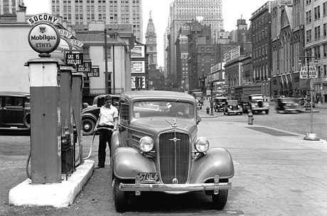 Philadelphia, Pennsylvania, năm 1935: Trạm xăng nhỏ đứng ngay sát đường lớn, rất tiện lợi cho khách đi đường. Giá xăng thời điểm đó là 15 cent/galon, thêm 13 cent thuế tiêu thụ