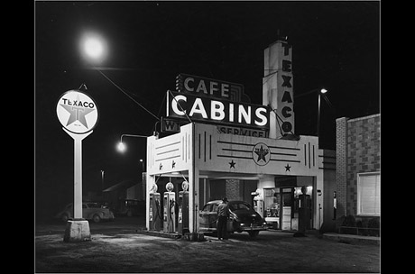 Wendover, Utah, năm 1945. Trạm xăng là nơi đổ xăng, nghỉ lại qua đêm và cũng là cửa hàng ăn uống