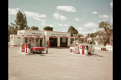 Pennsylvania, Mỹ năm 1955. Đây là hình ảnh một trạm xăng độc quyền của nhãn hiệu ESSO trên con lộ York Road